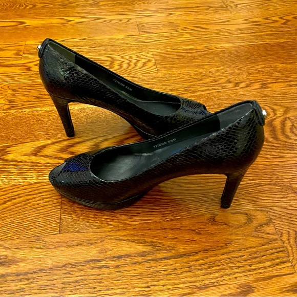 Stuart Weitzman Logo Plainfield Snake Embossed Platform Peep-Toe Pump, size 8.5 - Picture 3 of 9